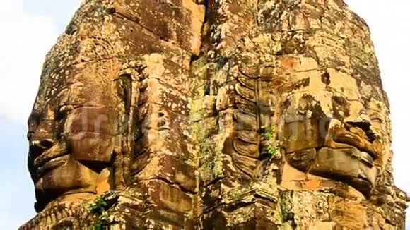 柬埔寨吴哥窟寺壁两头佛女神石雕刻视频的预览图