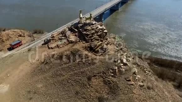 乌兰乌德塞伦加河上空的鸟瞰图视频的预览图