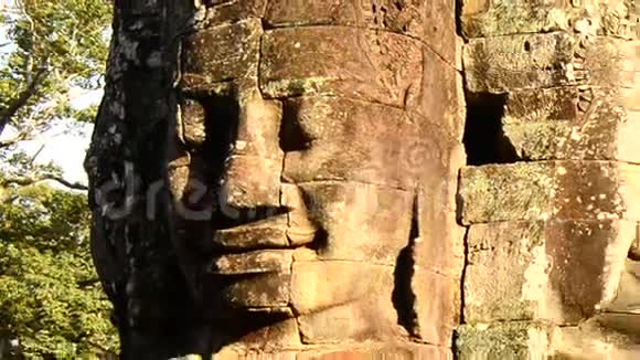 柬埔寨吴哥窟寺壁两头佛女神石雕刻视频的预览图