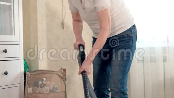 老妇人打扫客厅在家打扫卫生视频的预览图