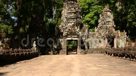 柬埔寨吴哥窟圣殿入口变焦视频的预览图