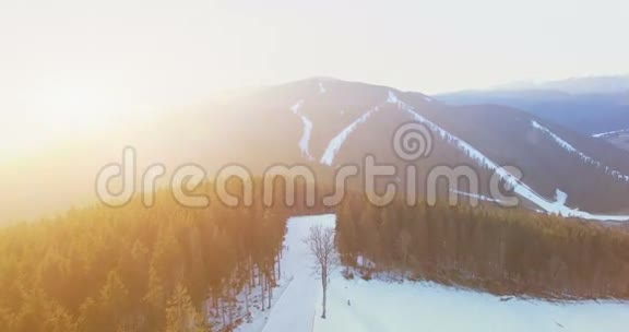 高山滑雪胜地4k30fps视频的预览图