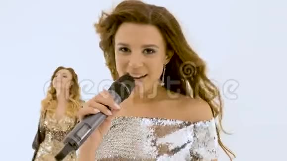 年轻女子留着长发在工作室唱歌背景是白色的特写视频的预览图