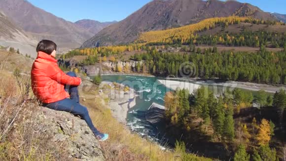 女旅行者看着自然峡谷看着山河旅行概念视频的预览图