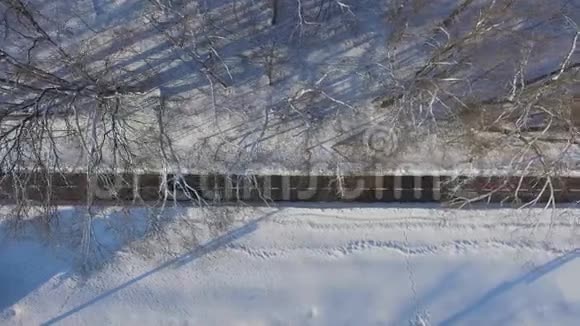 冬季人们在雪地公园车道上跑马拉松视频的预览图