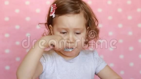 这孩子吃干酪小女孩早餐吃酸奶视频的预览图