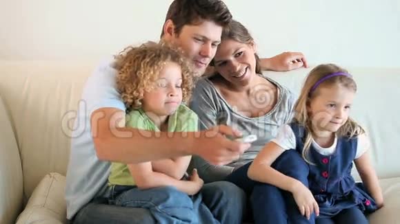 家人看电视视频的预览图