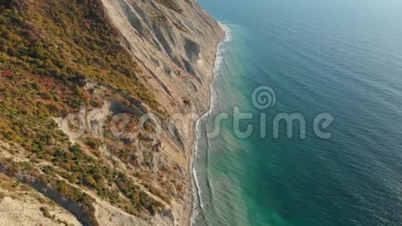 带悬崖和带波浪蓝大海的岩石海岸鸟瞰图视频的预览图