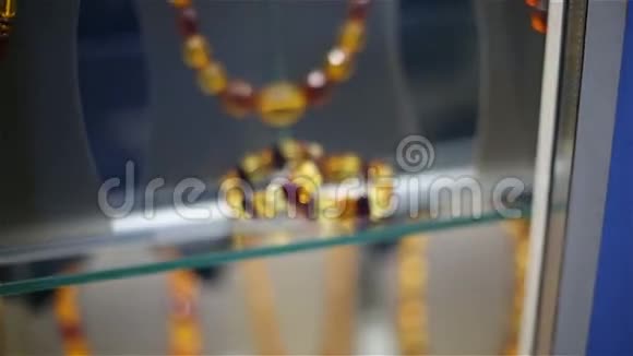 珠宝店橱窗上的琥珀珠子和手镯视频的预览图
