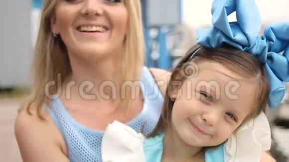 一个小女孩三年前的肖像头上戴着蓝色的蝴蝶结微笑着视频的预览图