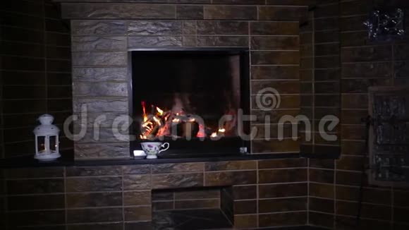 在现代壁炉里熊熊燃烧的火焰与闪亮的石板框架视频的预览图