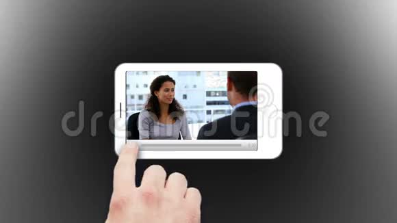 智能手机显示商务会议视频的预览图