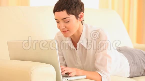 使用笔记本电脑的一个被修理的女人视频的预览图