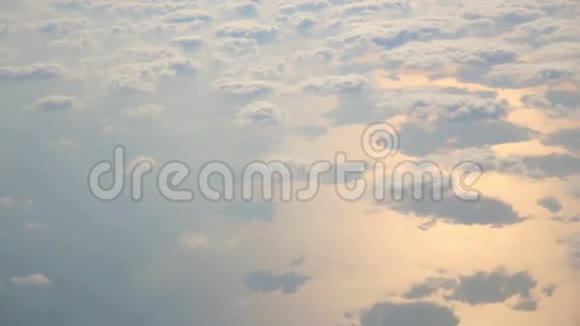 飞机机翼在海面上空的空中飞行视频的预览图