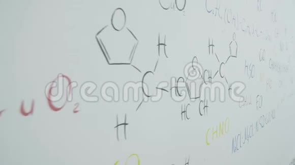 白色墙壁上化学元素的五颜六色的公式白色黑板背景上书写的化学公式视频的预览图