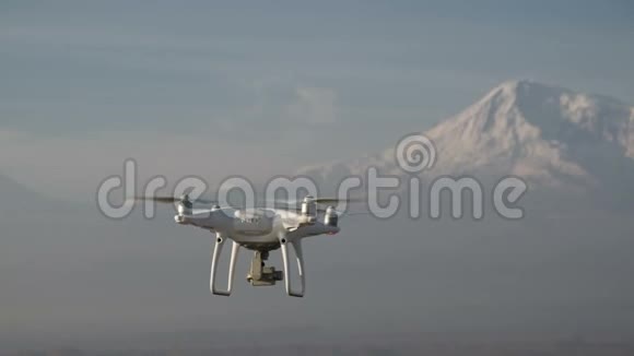 四架飞机正高高地飞在雪山之上视频的预览图