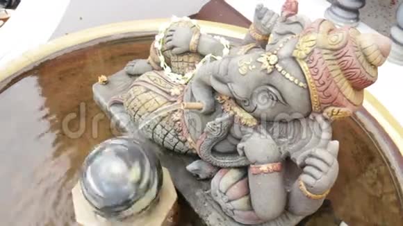 印度教神水浴缸里的加尼莎雕像视频的预览图