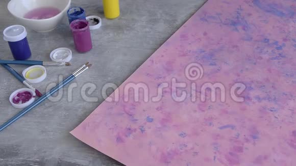 女性手绘粉色背景的俯视图艺术职业视频的预览图