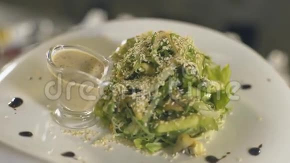新鲜海藻沙拉在白菜上慢动作视频的预览图