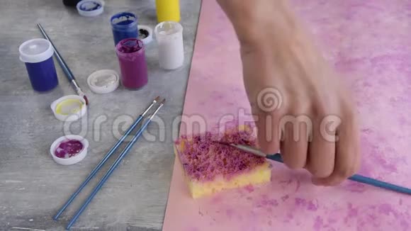 女性手绘粉色背景的俯视图艺术职业视频的预览图