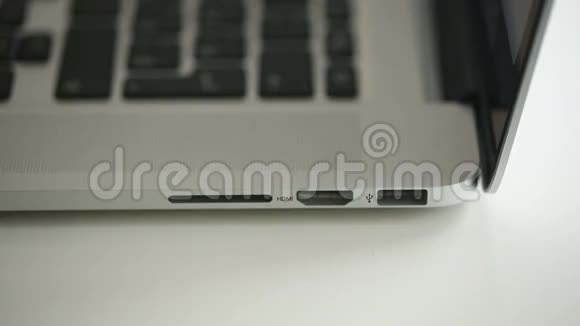 手插SD卡16Gb在笔记本电脑读卡器视频的预览图