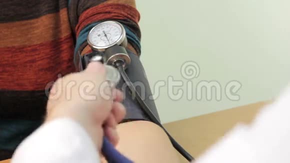 医生测量压力特写视频的预览图