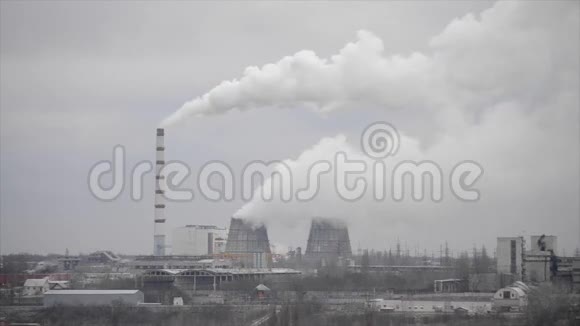 阴天的火力发电厂视频的预览图