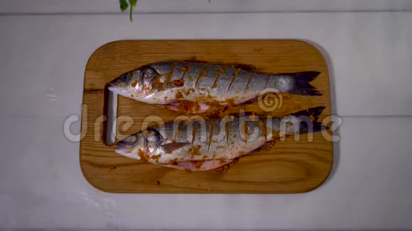 4K鱼食物厨房动物手人白色健康海鸟生海鲜视频的预览图