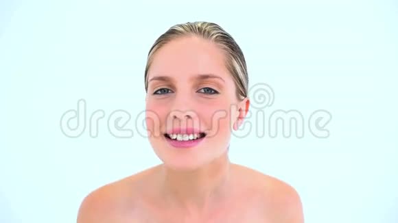 微笑的女人涂口红视频的预览图