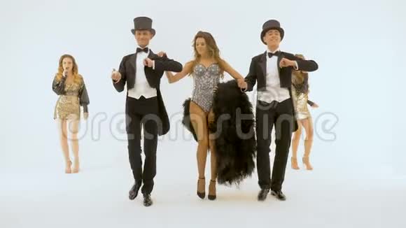 穿着老式服装的舞者在白色背景下跳舞视频的预览图