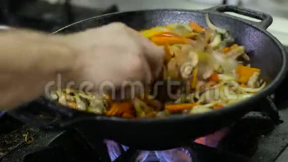 厨师在厨房的炒菜和肉视频的预览图