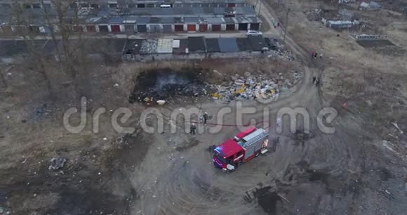 带led灯的红色消防车鸟瞰图焚烧场视频的预览图