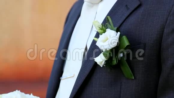 美丽的婚礼花束白玫瑰和粉红色的兰花送给新郎手中的新娘视频的预览图