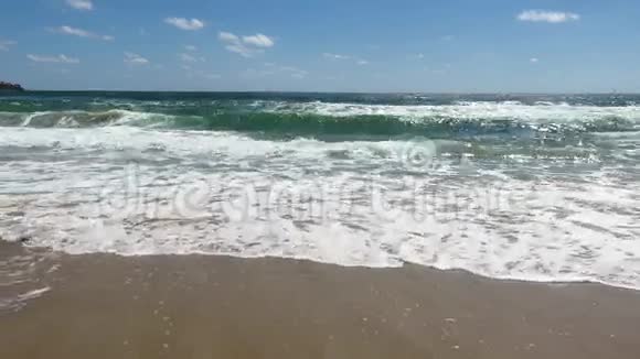 晨滩海上冲浪浪潮视频的预览图
