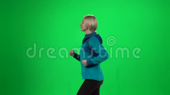 年轻女子在奔跑绿色屏幕视频的预览图