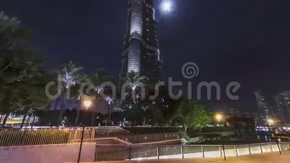 阿联酋迪拜的BurjKhalifa与月亮时间推移视频的预览图