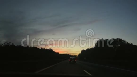在高速公路上行驶前面有雄伟的彩色天空视频的预览图