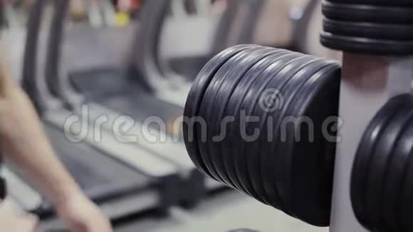 健美运动员在健身房的杠铃上改变体重视频的预览图