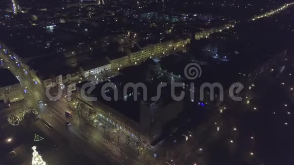 圣诞节期间立陶宛克莱佩达市夜间的空中拍摄视频的预览图