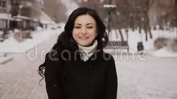 美丽的女孩穿过大桥冬天的河视频的预览图