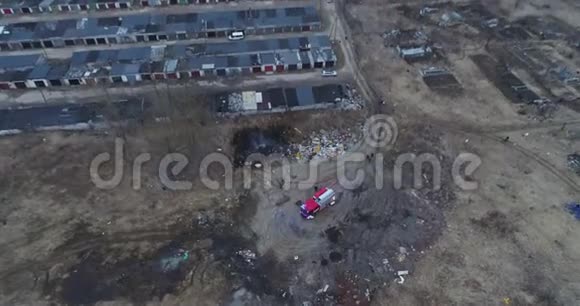 带led灯的红色消防车鸟瞰图焚烧场视频的预览图