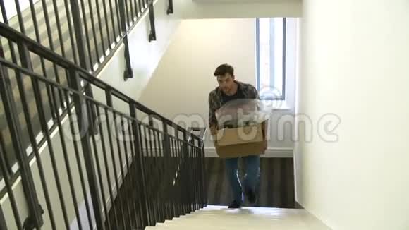 男子搬入新家背箱楼上视频的预览图