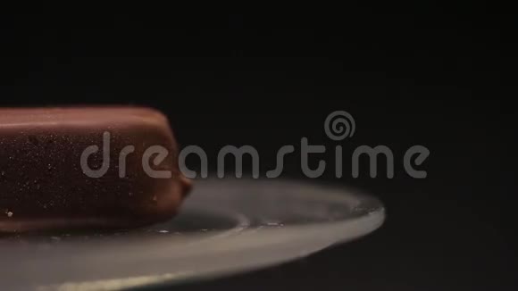 巧克力冰淇淋放在托盘上视频的预览图