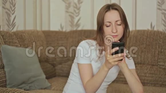 年轻女性使用智能手机视频的预览图