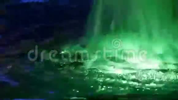 喷泉里有五颜六色的水流视频的预览图