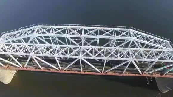 火车所乘坐的铁路桥空中观景视频的预览图