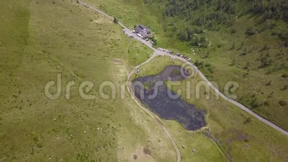 席尔帕里奥贝加莫意大利从空中俯瞰小屋Vivione池塘和山口周围的环境视频的预览图