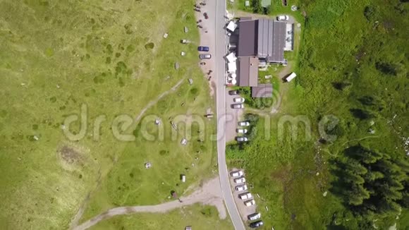 席尔帕里奥贝加莫意大利从空中俯瞰小屋Vivione池塘和山口周围的环境视频的预览图