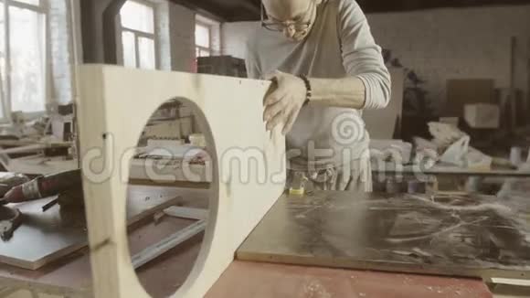 专业木工连接两块木制抛光板家具大会视频的预览图