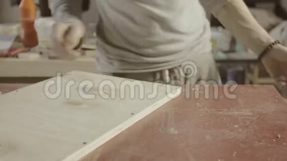 专业木工连接两个木制抛光板家具流程视频的预览图
